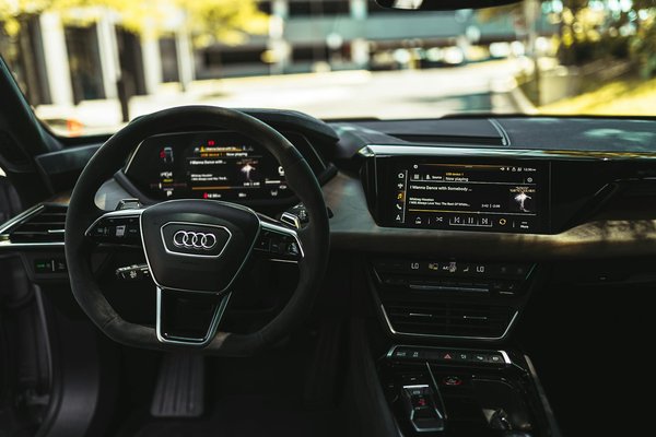 Entdecke das Geheimnis des perfekten indischen Chai: Gewürze und Milch in harmonischer Einheit